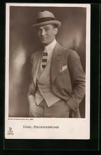 AK Schauspieler Karl Beckersachs mit Hut im hellen Anzug