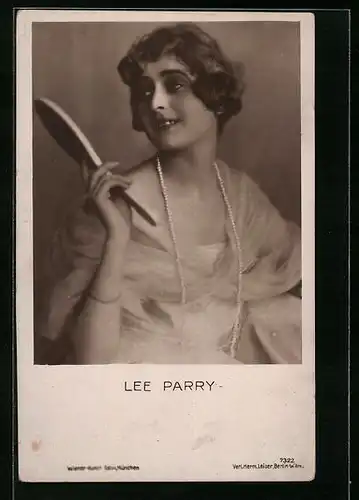 AK Schauspielerin Lee Parry mit Handspiegel und Perlenkette