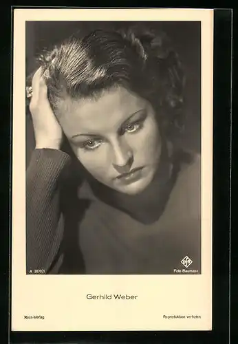 AK Schauspielerin Gerhild Weber stützt den Kopf auf eine Hand