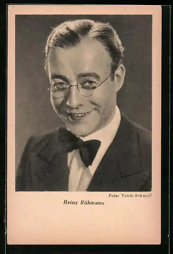 AK Schauspieler Heinz Rühmann mit Brille und Fliege