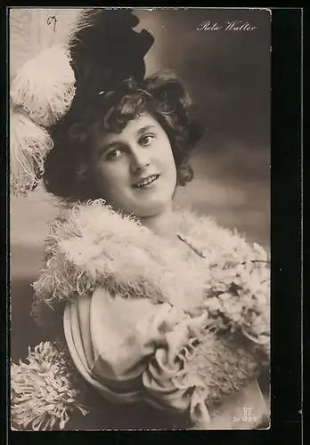 AK Schauspielerin Reta Walter mit Federhut und -boa