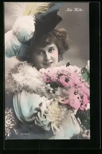 AK Schauspielerin Reta Walter mit geschmücktem Hut und Blumen