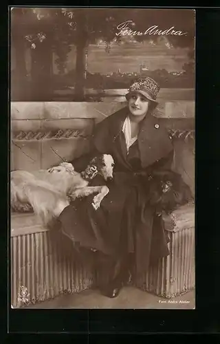 AK Schauspielerin Fern Andra im Mantel mit Hund
