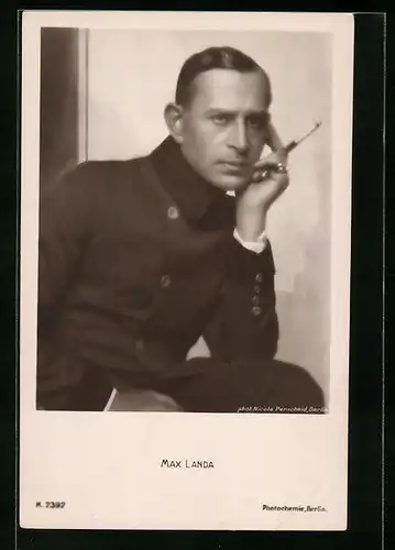 AK Schauspieler Max Landa mit Zigarettenspitze