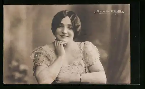 AK Schauspielerin Margarete Walkotte lächelt