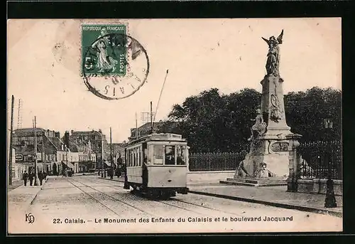 AK Calais, Le Monument des Enfants du Calaisis et le boulevard Jacquard, Strassenbahn