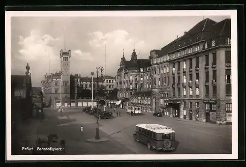 AK Erfurt, Bahnhofsplatz mit Omnibus und Strassenbahn