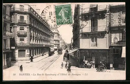 AK Nantes, La Rue de Strasbourg et l`Hotel de Bretagne, Strassenbahn