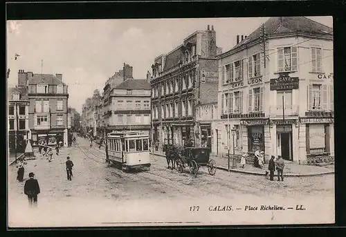 AK Calais, Place Richelieu, Strassenbahn passiert das Cafe Leon