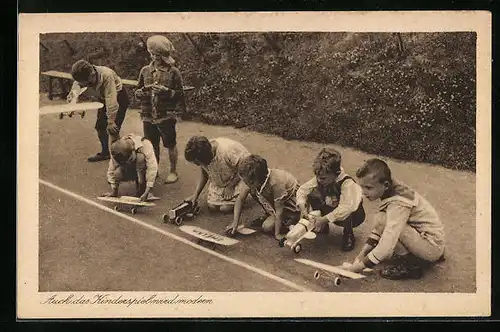 AK Auch das Kinderspiel wird modern, Kinder beim Wettrennen mit ihren Modellbau-Fahrzeugen
