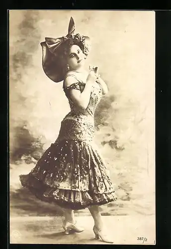 AK Frau mit besonderem Hut beim Tanzen