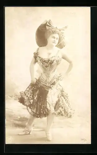 AK Frau in sehr auffallendem Kleid beim Tanz