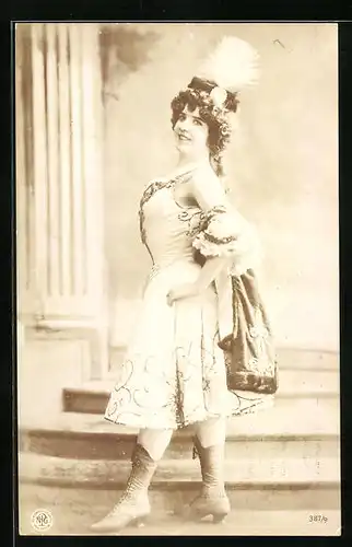 AK Kostümierte Frau beim Tanz