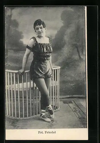 AK Fräulein Friedel in verführerischer Kleidung beim Tanz