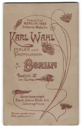 Fotografie Karl Wahlt, Berlin, Badstr. 32, Florale Darstellung Seerosen umschlingen Namen des Fotografen