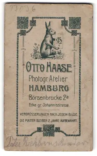 Fotografie Otto Haase, Hamburg. Börsenbrücke 2a, Hase hällt Schild mit Fotografensignum in der Hand