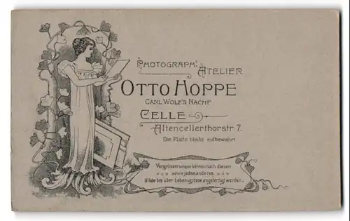 Fotografie Otto Hoppe, Celle, Altencellerthorstr. 7, Frau betrachtet eine Fotografie, Jugendstil
