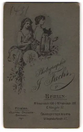 Fotografie J. Fuchs, Berlin, N. Friedrichstr. 108, zwei Damen mit Plattenkamera im Jugendstil