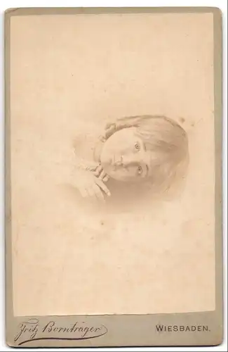 Fotografie Fritz Bornträger, Wiesbaden, Portrait niedlicher Knabe Hubert mit Locken schaut liegend in die Kamera, 1880