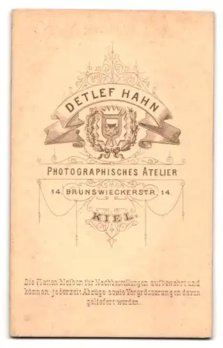 Fotografie Detlef Hahn, Kiel, Brunswickerstr. 14, Portrait Prof. Dr. Bronnmann im Anzug mit Vollbart