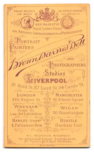 Fotografie Brown Barnes & Bell, Liverpool, Bold Str. 31, Portrait Engländerin im Biedermeierkleid liest ein Buch