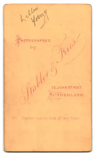 Fotografie Stabler & Fries, Sunderland, Portrait junges Mädchen Lillie Young im gestreiften Kleid list ein Buch