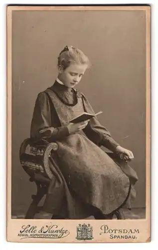 Fotografie Selle & Kuntze, Potsdam, Schwertfeger-Str. 14, Portrait im Kleid sitzt lesend im Atelier