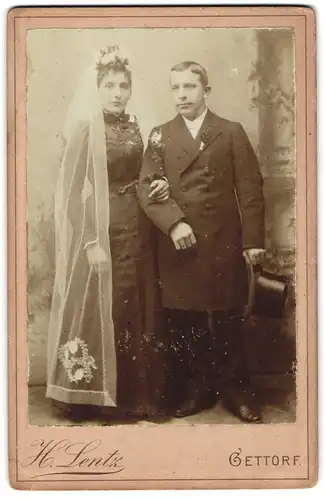 Fotografie H. Lentz, Gettorf, Portrait junges Brautpaar im schwarzen Hochzeitskleid und Anzug mit Zylinder