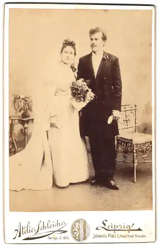 Fotografie Atelier Schleicher, Leipzig, Johannis Platz 1, Portrait Eheleute im Hochzeitskleid und Anzug mit Brautstrauss