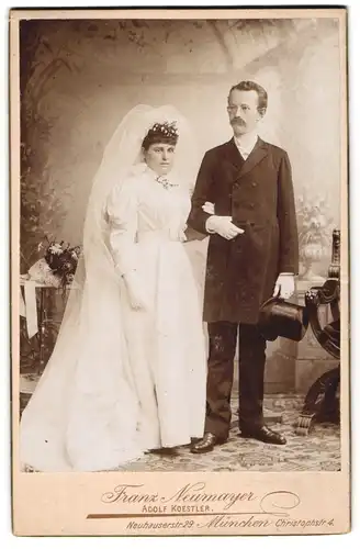 Fotografie Franz Neumayer, München, Portrait Brautleute im Hochzeitskleid und Anzug mit Zylinder