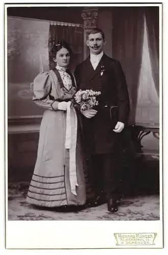 Fotografie Richard Klinger, Klingenthal i. S., Eheleute im Hochzeitskleid und Anzug mit Chapeau Claque