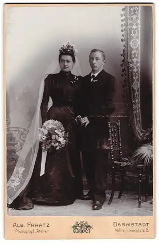 Fotografie Alb. Fraatz, Darmstadt, Wilhelminenplatz 2, junges Brautpaar im schwarzen Hochzeitskleid und Anzug