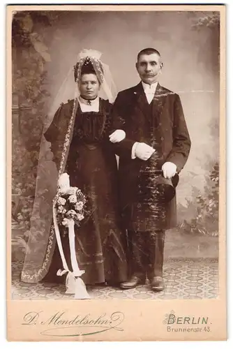 Fotografie D. Mendelsohn, Berlin, Brunnenstr. 43, Portrait Brautpaar im schwarzen Hochzeitskleid und Anzug mit Zylinder