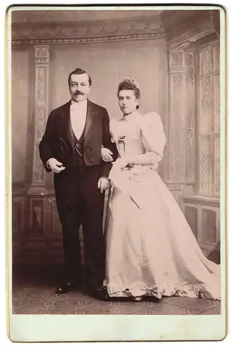 Fotografie A. Brion, Toul, Portrait Brautpaar Leon und Marguerite im Hochzeitskleid und Anzug, 1894