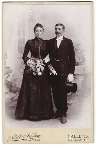 Fotografie Atelier Urban, Halle a. S., Leipzigerstr. 87, Brautpaar im schwarzen Hochzeitskleid und Anzug mit Zylinder