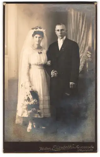 Fotografie Atelier Elisabeth, Gladbeck i. W., Roonstr. 57, junges Brautpaar im Hochzeitskleid und Anzug, Brautstrauss
