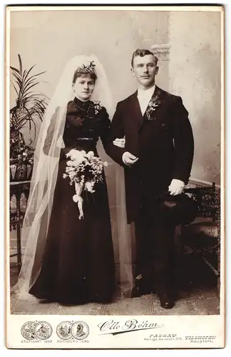 Fotografie Otto Böhm, Passau, Heilige Geiststr. 379, Brautpaar im schwarzen Hochzeitskleid und Anzug mit Zylinder