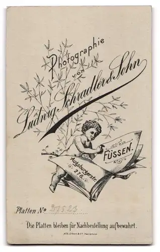 Fotografie Ludwig Schradler & Sohn, Füssen, Augsburgerstr. 276, Eheleute um schwarzen Hochzeitskleid und Anzug, Zylinder