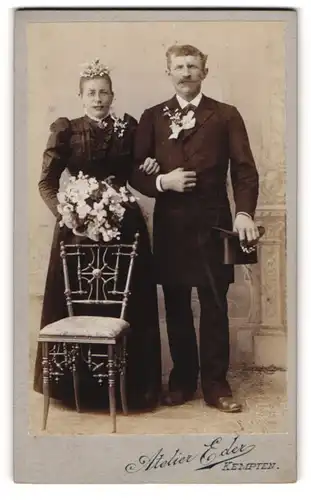 Fotografie Atelier Eder, Kempten, Hochzeitspaar im schwarzen Kleid und Anzug mit Brautstrauss und Zylinder