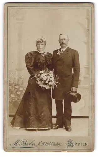 Fotografie M. Bscher, Kempten, Portrait Brautleute im schwarzen Hochzeitskleid und Anzug mit Zylinder
