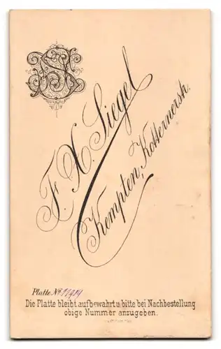 Fotografie F. X. Siegel, Kempten, Kotternerstr., Portrait Brautpaar im schwarzen Kleid und Anzug mit Brautstrauss