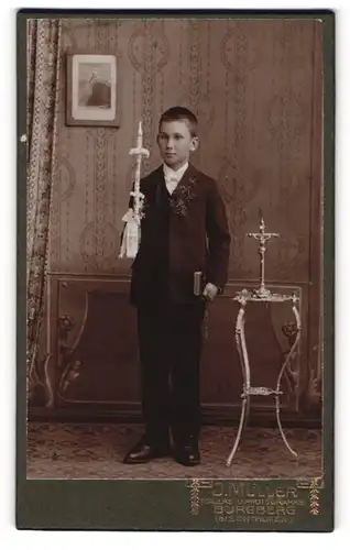 Fotografie J. Müller, Burgberg, junger Knabe im Anzug mit Kommunionskerze im Atelier