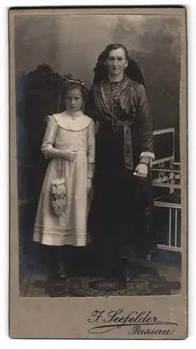 Fotografie J. Seefelder, Passau, Portrait Mutter mit ihrer Tochter im Kommunionskleid