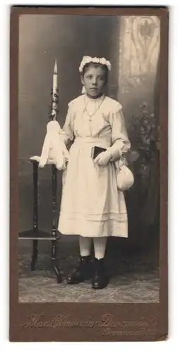 Fotografie Max Chermaier, Donauwörth, Portrait junges Mädchen im Kleid mit Kommunionskerze