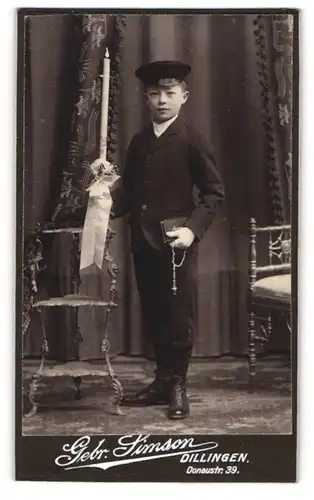Fotografie Gebr. Simson, Dillingen, Donaustr. 39, Portrait junger Knabe im feinen Anzug mit Kommunionskerze, Rosenkranz