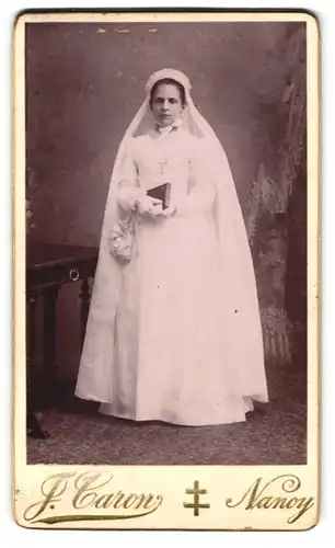 Fotografie F. Caron, Nancy, Cours Leopold, Portrait französisches Mädchen zur Kommunion im Kleid mit Schleier
