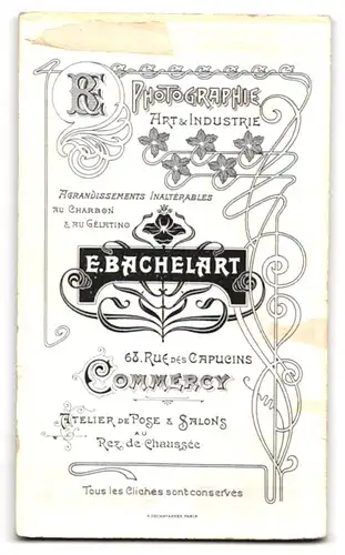 Fotografie E. Bachelart, Commercy, Rue des Capucin 63, französisches Mädchen im Kommunionskleid mit Bibel