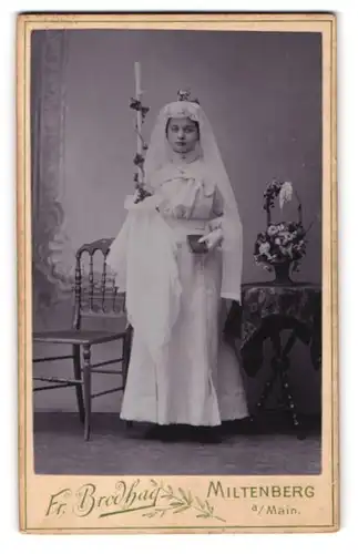Fotografie Fr. Brodhag, Miltenberg a. M., Pulverich 19, Portrait junges Mädchen im Kommunionskleid mit Schleier, Kerze