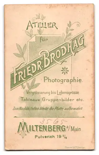 Fotografie Fr. Brodhag, Miltenberg a. M., Pulverich 19, Portrait junges Mädchen im Kommunionskleid mit Schleier, Kerze