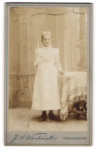 Fotografie J. A. Wankmüller, Obergünzburg, kleines Mädchen im weissen Kleid mit Kerze zur Kommunion